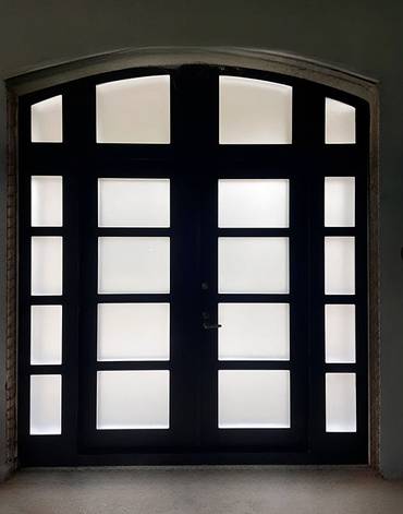 Арочная дверь с остеклением