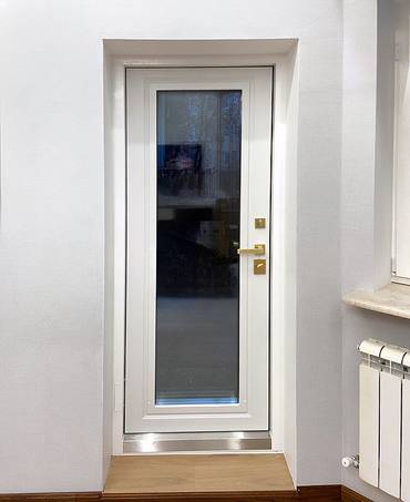 Дверь с большим стеклом