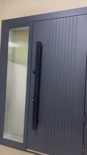 Входная термодверь с остекленной боковой вставкой, бугельной ручкой и серыми панелями МДФ антрацит