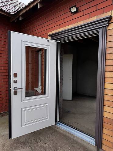 Остекленная дверь с белой панелью МДФ